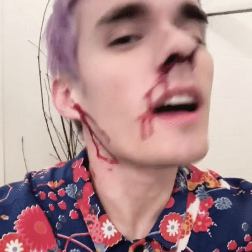 jenniferbodys:here are some blurry/bloody awsten icons for guys with a blood kink i guess