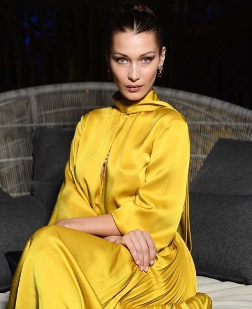 #fashion @fendi @bellahadid #style #streetstyle #itgirl #fashionweek #saint_fashionist #стиль #мода 
