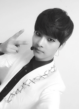 daegyo:  9 Hakyeon x V sign selcas 