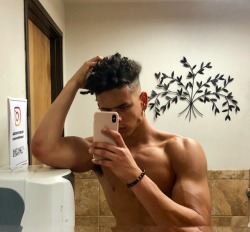 julianhorne:  C’mon gym bathroom selfies!!