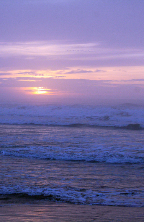 bright-witch: Made it out to the beach just in time for sunset (what a perfectly timed hike). Photos