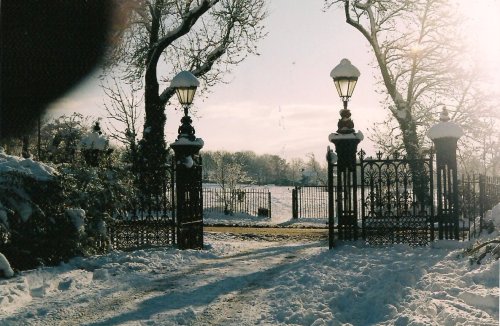 infinite-night-in-winter:  englishsnow:   Holly Kimberley Cooper  first pic, omg<3
