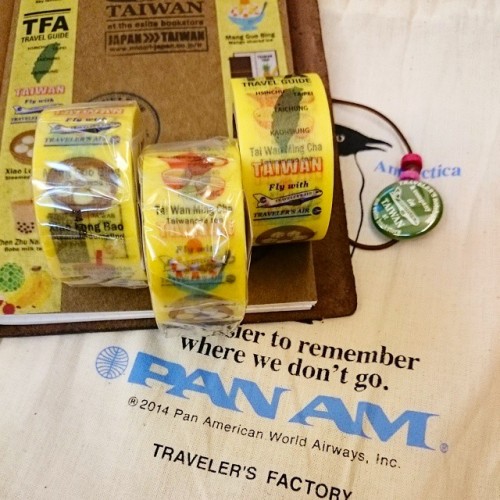 感謝朋友搶先幫忙買到的Traveler&rsquo;s Factory台灣限定紙膠帶，今天拿到手超級興奮的，果然好可愛，溫暖的黃色還真是適合台灣的形象，真開心 * 友達に頼んで購入してトラベラ