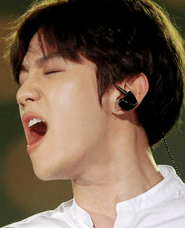 tipannies:   baekhyun singing beautifully like rain, like music 