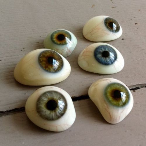 Painted eyeball rocks for Halloween.