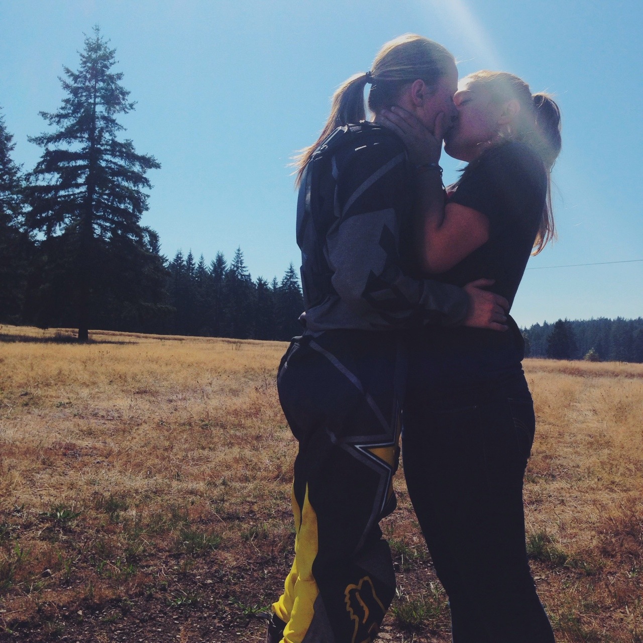 lesbiansloveandmoree:  lesbians here ❤