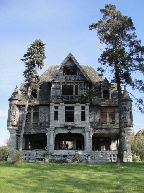 abandonedandurbex:The Wyckoff Villa, located on Carleton Island, NY was built in 1894 and abandoned 