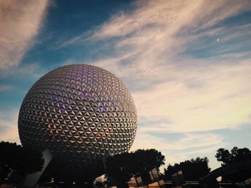 Epcot when the sun sets is just beautiful. #ooohmydisney #waltdisneyworld #disneyworld #epcot #space