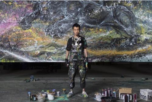 crossconnectmag:  Splatter Art by Hua Tunan    Chen Yingjie aka Hua Tunan (previously) born1991 Foshan, China is a graffiti artist and painter. He is back with more incredible splattered ink portraits and murals. Check out his Tumblr.   Connect to more