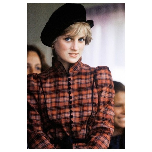 #RetroStyle Princess Diana 1981.#AGDLM #AGDLMRetroStyle #AGDLMEstiloRetro #fashion #modaImágenes: Ví