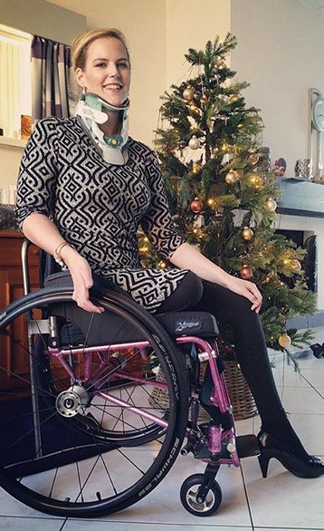 phelddagrif:Instagram makeup chicka with one leg and a neck brace.