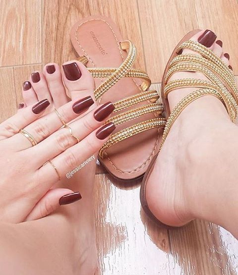 sandalsandspankings: Gold sandals and awesome feet and toes.