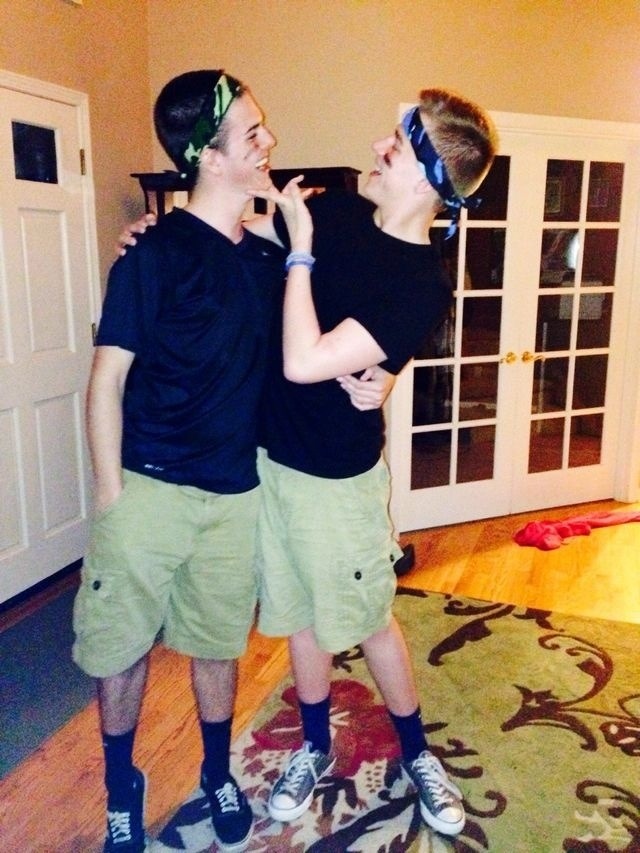 gay-teen-posts:  I just need to be part of a cute couple like this 