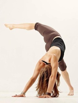 girls-do-yoga:  Yoga girl http://girls-do-yoga.tumblr.com/  That pose, her bodyyyyyy&hellip;&hellip; Goal!!!!!!!!