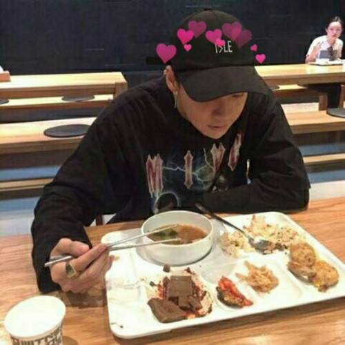 jaewonandonly:  everyone needs jaewon w/ hearts
