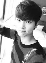 daegyo:  9 Hakyeon x V sign selcas 