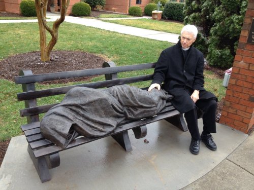 xekstrin:
“ nitro-nova-deactivated20180206:
“ A new religious statue in the town of Davidson, N.C., is unlike anything you might see in church.
The statue depicts Jesus as a vagrant sleeping on a park bench. St. Alban’s Episcopal Church installed the...