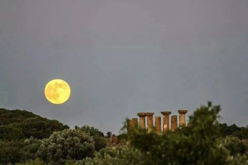 ferribotti:La luna vista da Agrigento, Siracusa, Altopiano di Agrimusco, Gangi, Etna, RagusaLuna, in