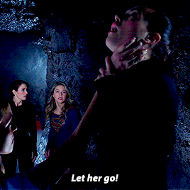 redgifs: kara when mon-el is being choked by a worldkiller vs when lena is being choked by a worldki