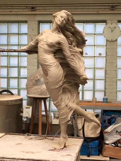 Sensual Sculpture That Celebrates The Beauty of WomenLuo Li Rong is wildly attracted to the style an