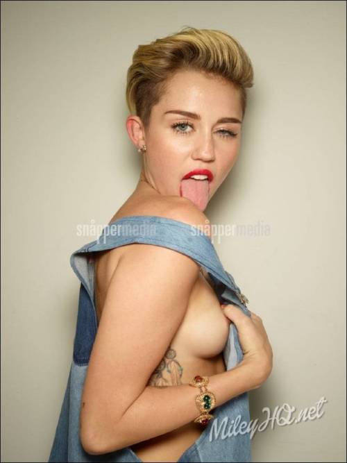 wtfsuperhot:  oh miley