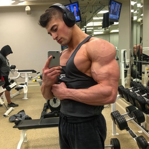 beautifulyoungmuscle:Chris Pazienti: instant erection for this tiny-waisted, broodingly handsome muscle beauty