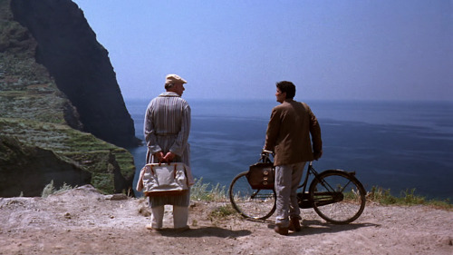 Philippe Noiret and Massimo Troisi in IL Postino (The Postman) (1994)Director: Michael Radford 