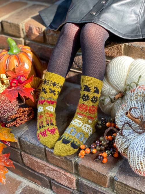 Figdays:    Trick Or Feet Sock Knitting Pattern // Backwoodsknitsco