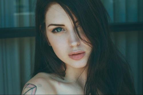 finofilipino:  La moza del día es Ashley Holat. En el Arca de Fino su galería con 73 fotos + nuevo aporte de la finónima Kissinmy.