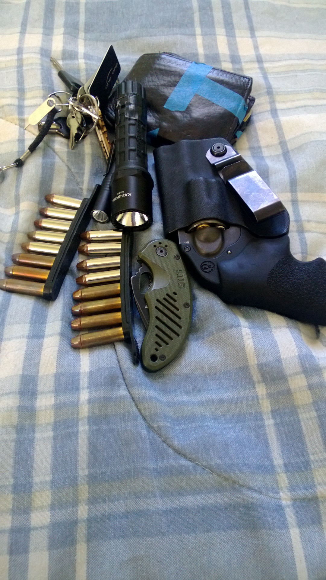 gearoholicsanonymous:  victran:  Weekend getaway  Nice light/knife/gun combo. Can’t