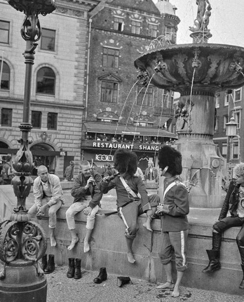 Danish Royal Guard drinks a beer with a group of punks in 1984