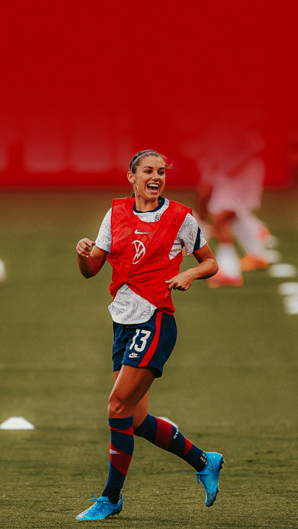 [requested] Alex Morgan lockscreenslike/reblog if you save/use