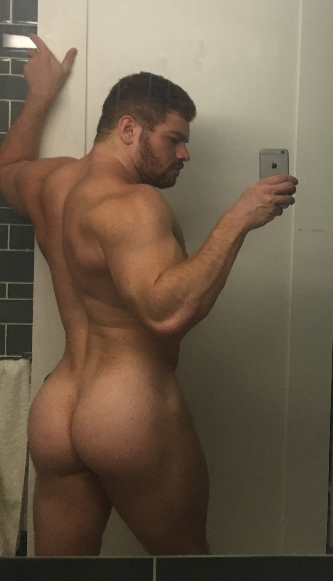 raunch-source:  Russ. 24yo. Gay. Top. -&gt; more Russ, my ginger lover...