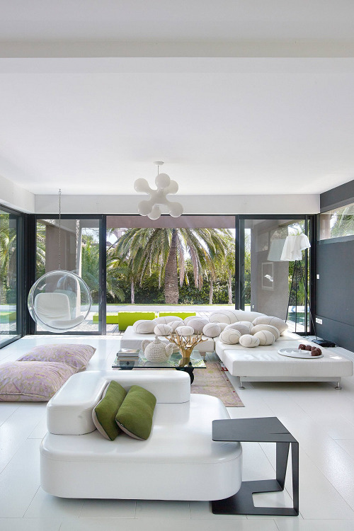 gxd-culture:  livingpursuit:  Villa in France | Source  //PURE