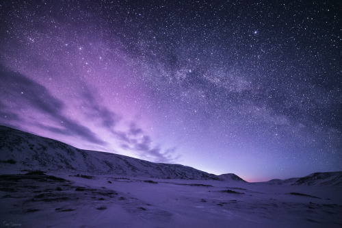 tiinatormanenphotography:Transition. Sun is about to rise, stars and aurora will faint to unseen..Ma