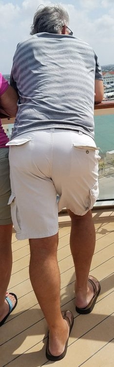 dilferotica:Big, beefy buttocks silver daddy