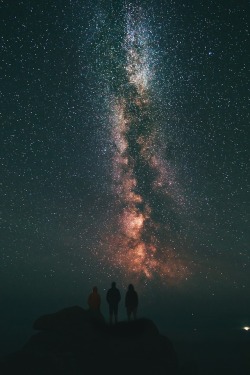 colorogasm:  LOST IN A SKY FULL OF STARS“We are so small compared to the inconceivably vast universe. When looking into the milky way you wonder what else is out there. The universe we live in is incredible ❤️ “Photo by Benjamin Davies 