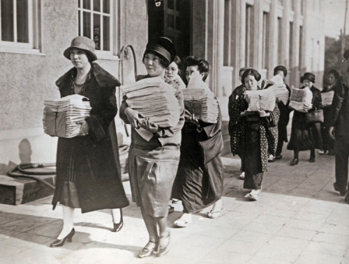 brightyoungmoga: A 1920s photo of the Japanese Women’s Suffrage League delivering 20,000 petit