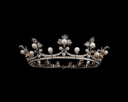 shewhoworshipscarlin:Tiara owned by the Countess of Flanders, 1830.