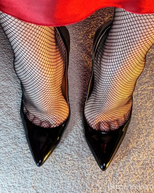 Cleavage #cleavage #highheels #highheelpumps #fishnets #fishnetstockings #stilettos #stilettoheels #