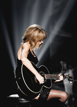 colorsinautumn-archive: Taylor Swift performing