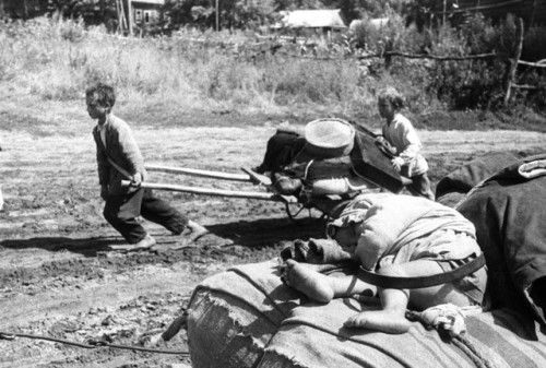 bag-of-dirt:Russian refugee children flee their village of Yagodny with their belongings during Oper