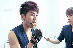 XXX  Hoya demonstrating how Dongwoo gets hungry photo