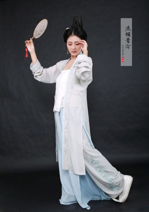 Traditional Chinese hanfu by 流烟昔泠.