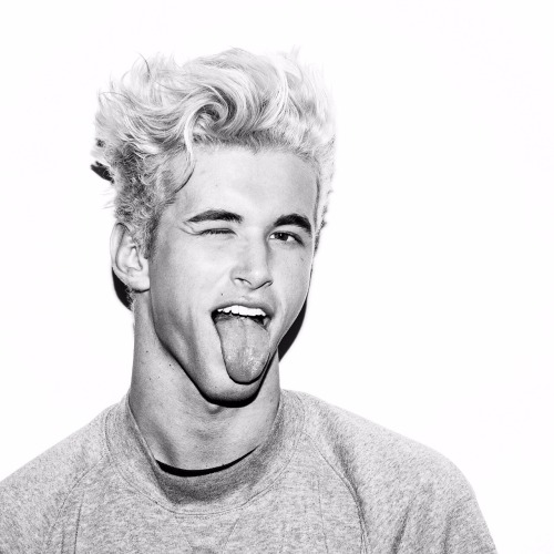fuckustevepena:  He’s NAKED!!  Nate Garner is Vine and Instagram phenomenon signed by Wilhelimina Models LA.