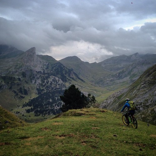 montamigo: @timuzapata #freebiking in #ossau #mtb #reallife #lovemtb #ionbike #specialized