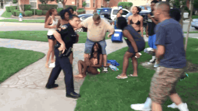 livesick-dieill:  huffingtonpost:Mom, Daughter Who Hosted Texas Pool Party Explain