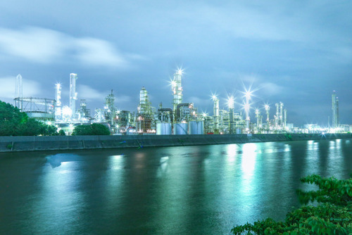 Chemical Plants at Night in Yokkaichiせっかく四日市のホテルに泊まったので、最寄りの工場夜景スポットに行ってきました。川崎より好きかも♡location： 三重県四