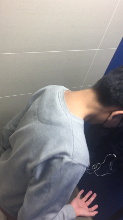 zxc50169306: 小帥哥 尻尻手上還有精液～