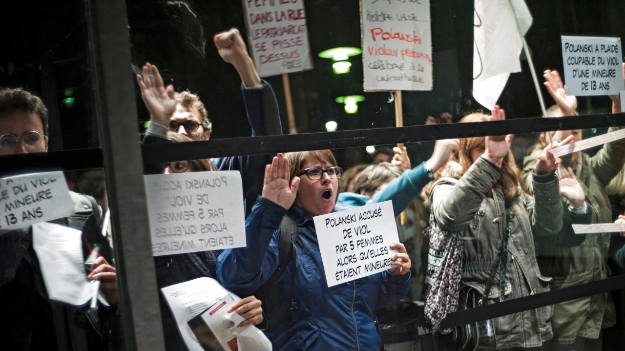 ACUSADO. Protestas contra Roman Polanski en París. Activistas feministas francesas se manifiestan contra el director franco-polaco Roman Polanski, “No hay honor para los violadores”, gritaron las activistas al paso del realizador, de 84 años, que...